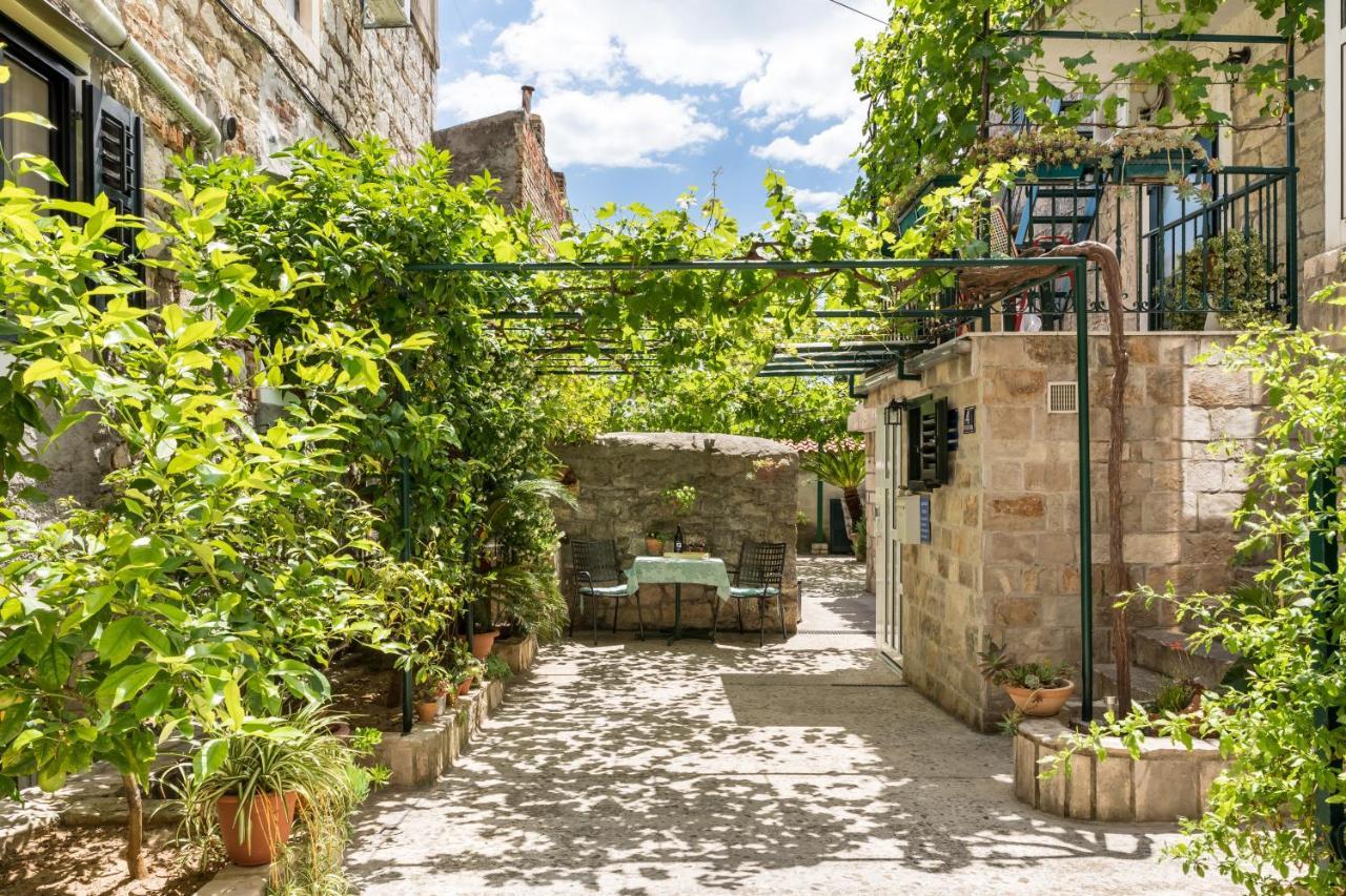 Luxury Apartment Silvana With Beautiful Garden Сплит Екстериор снимка